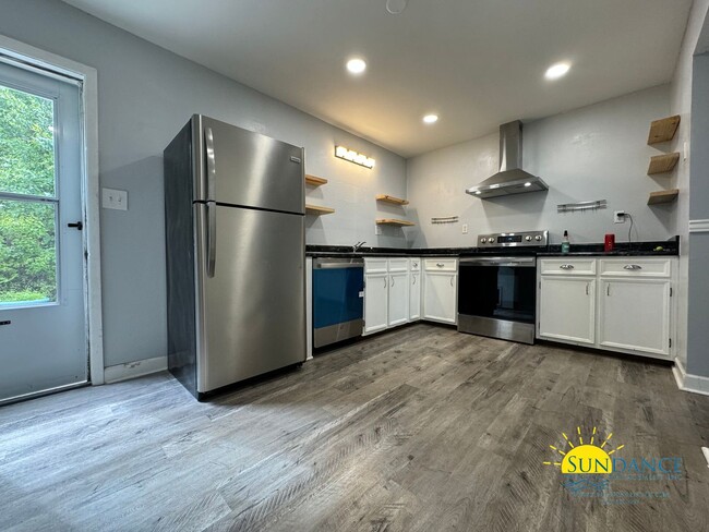 Building Photo - Adorable 2 Bedroom Home Centrally Located ...