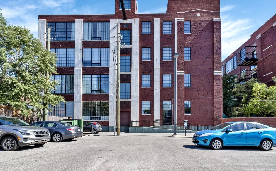 Building Photo - 624 E Walnut St