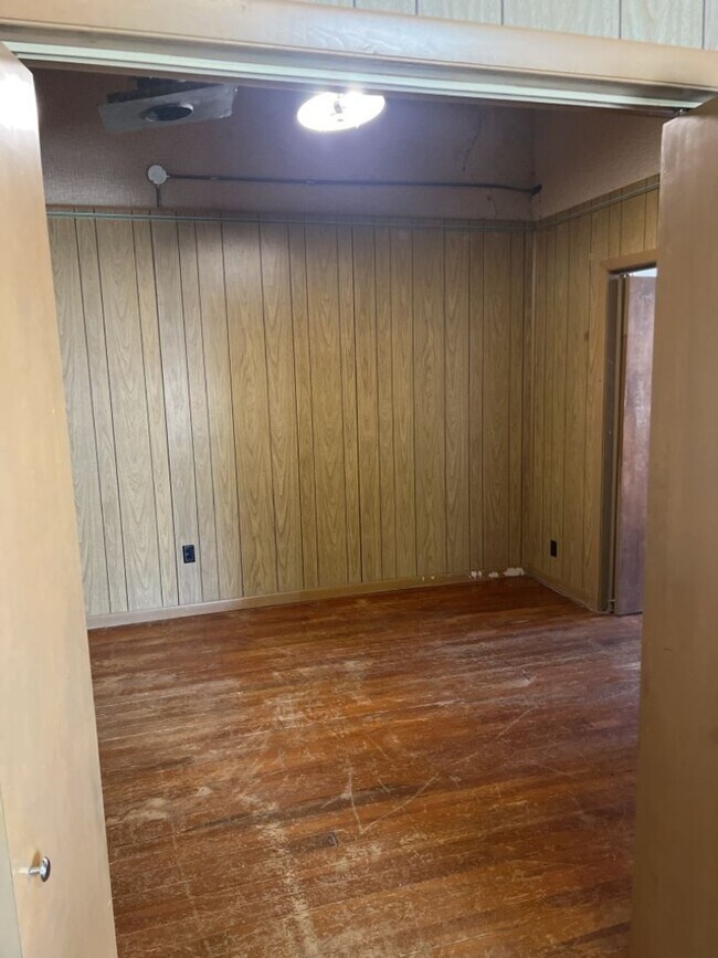 Building Photo - 736 1/2 Massachusetts St