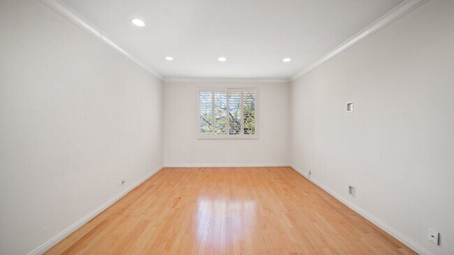 Building Photo - 2 bedroom 2.5 bathroom