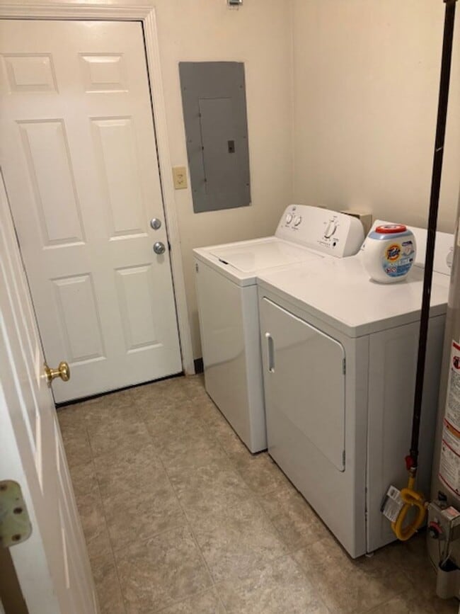 Building Photo - 3 bedroom 2 bath home