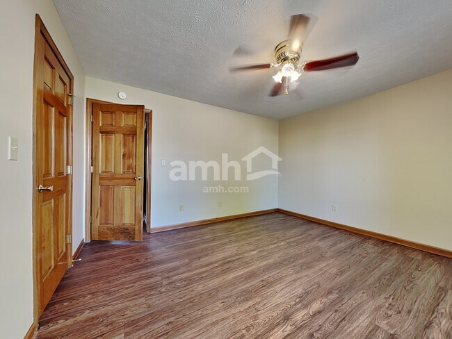 Building Photo - 3326 Redbud Ct