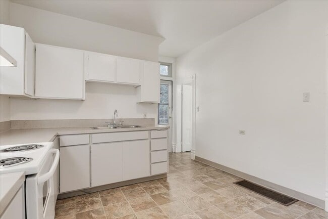 Building Photo - Beautiful 3 Bedroom Duplex Located in Goose Hollow!