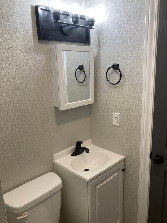 Building Photo - Newly Renovated 2 Bedroom 1.5 Bathroom Tow...