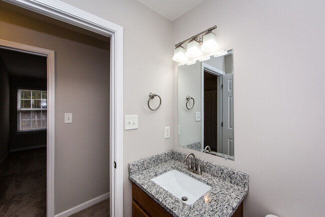 Building Photo - Great 3BD/2.5BA Home in Desirable Highland Creek!