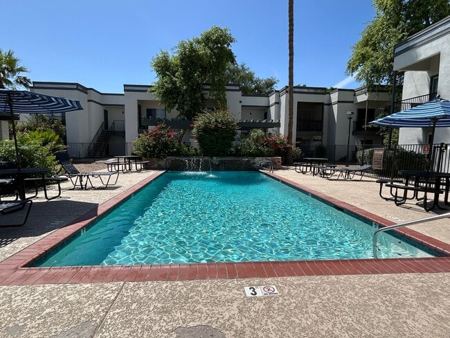 Building Photo - 2 Bed | 2 Bath Condo in Gated Phoenix Community