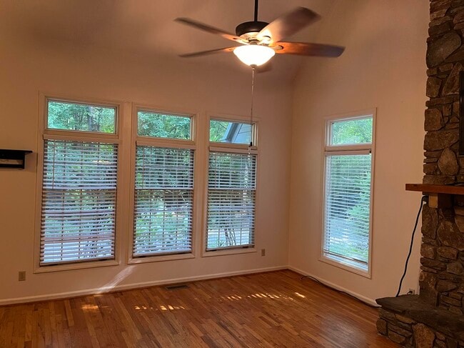 Building Photo - 487 Riverwood Dr