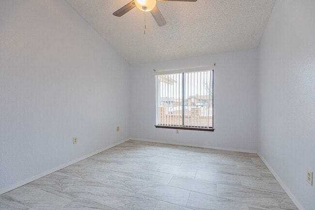 Building Photo - Comfortable 2 Bed 2 Bath - Pet Friendly & New Amenities!