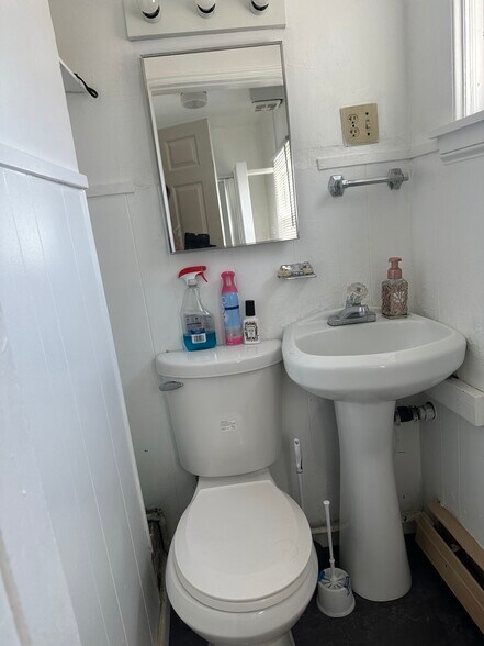 Building Photo - 105-1 Bool St