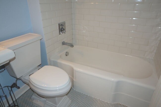 Building Photo - North Mt Tabor one bedroom Condo. Immaculate condition! - APPLICATION PENDING