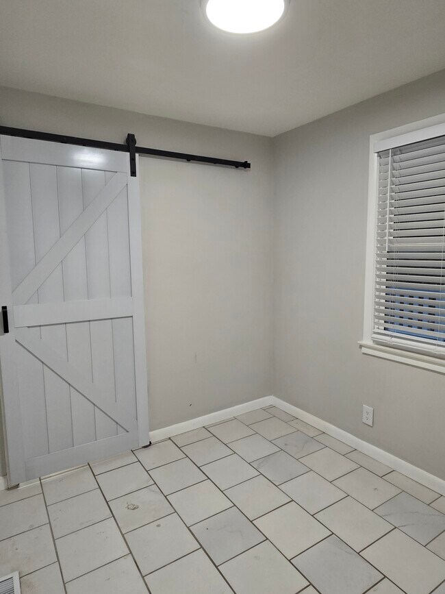 Building Photo - 929 Due W Ave N