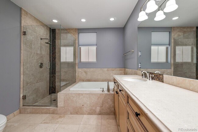 Master Bathroom / 2 Sinks - 150 S Madison St