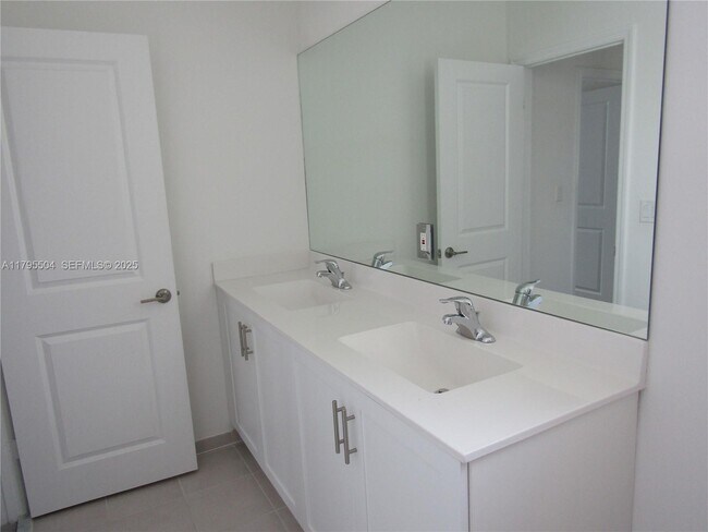 Building Photo - 1414 SE 26th Ter