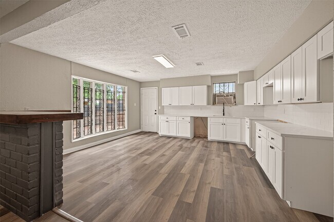 Building Photo - 3703 Tiffany Dr