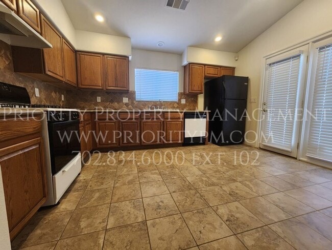 Building Photo - GORGEOUS! Single Story Townhome ~ 2 Bed ~ ...