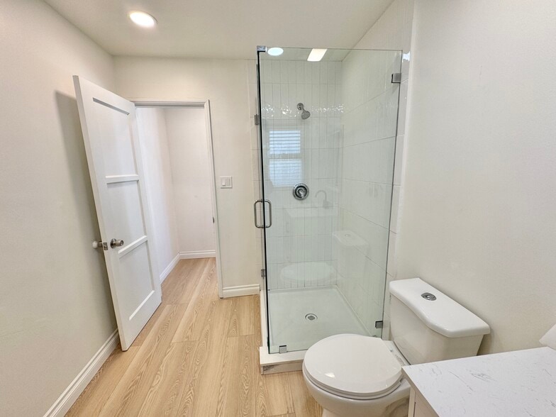 Bathroom Unit B - 11720 Utah Ave