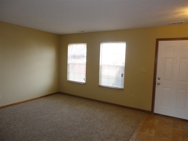 Building Photo - 610 Canary Creek Dr