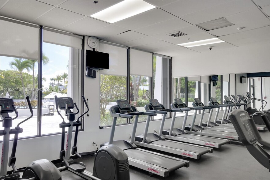 Building Photo - 100 Bayview Dr