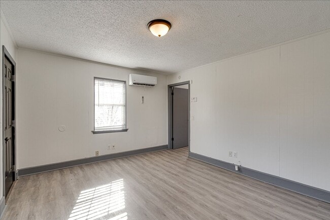 Building Photo - 2004 Wilson St