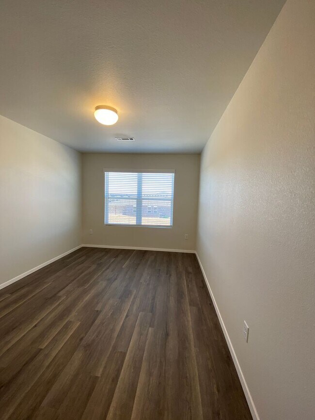 Building Photo - AVAILABLE TODAY! — Comfort & Style -  3 Bed, 2.5 Bath Duplex in Lawlis Ranch