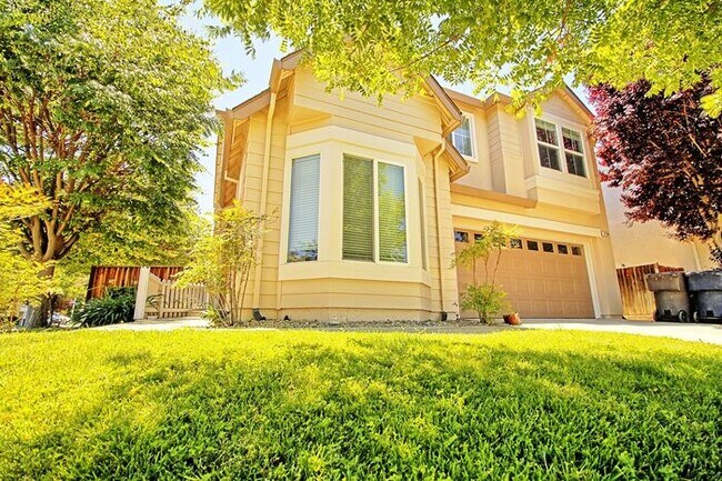 Primary Photo - Lovely, Hidden Lake 4 bedroom, 2.5 bathroo...