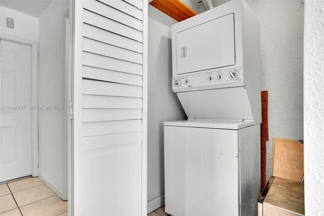 Building Photo - 8650 SW 67th Ave