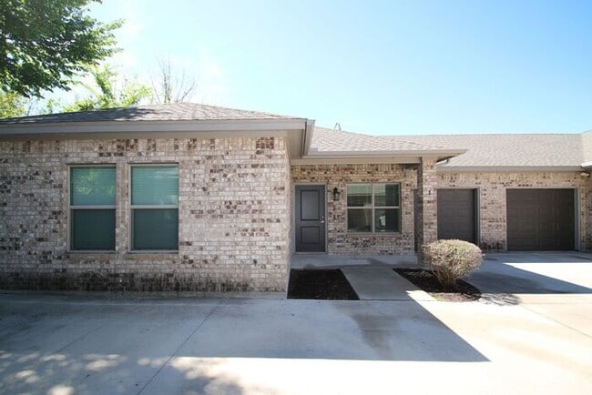Building Photo - Incredible 3/2 Duplex Home ** Lovely Open ...