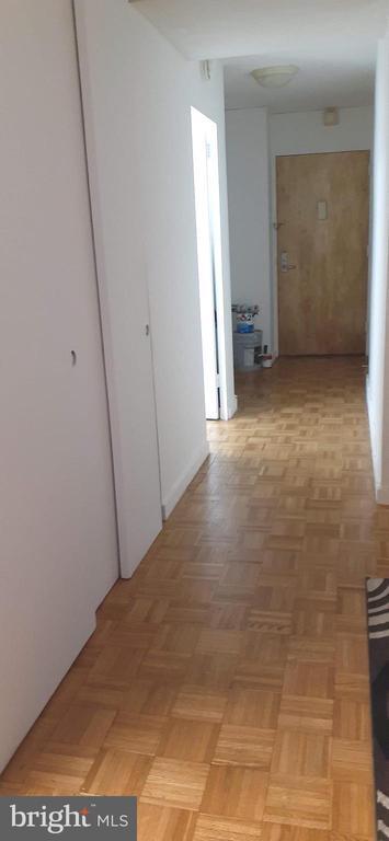 Building Photo - 604 S Washington Square