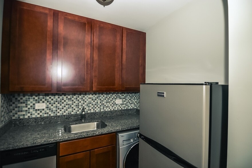 Building Photo - 555 W Arlington