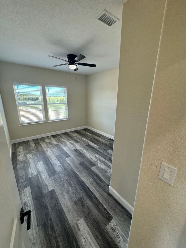 Building Photo - 3/2/2 - HIGH CEILINGS - NO WATER BILL