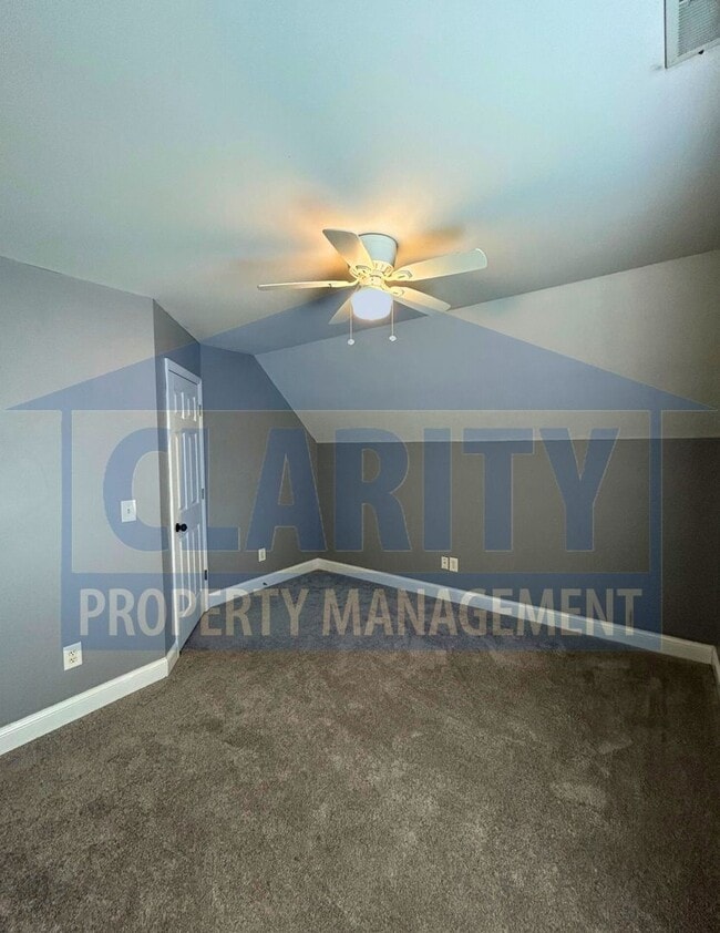 Building Photo - 3 bedroom home w/ fenced in backyard!
