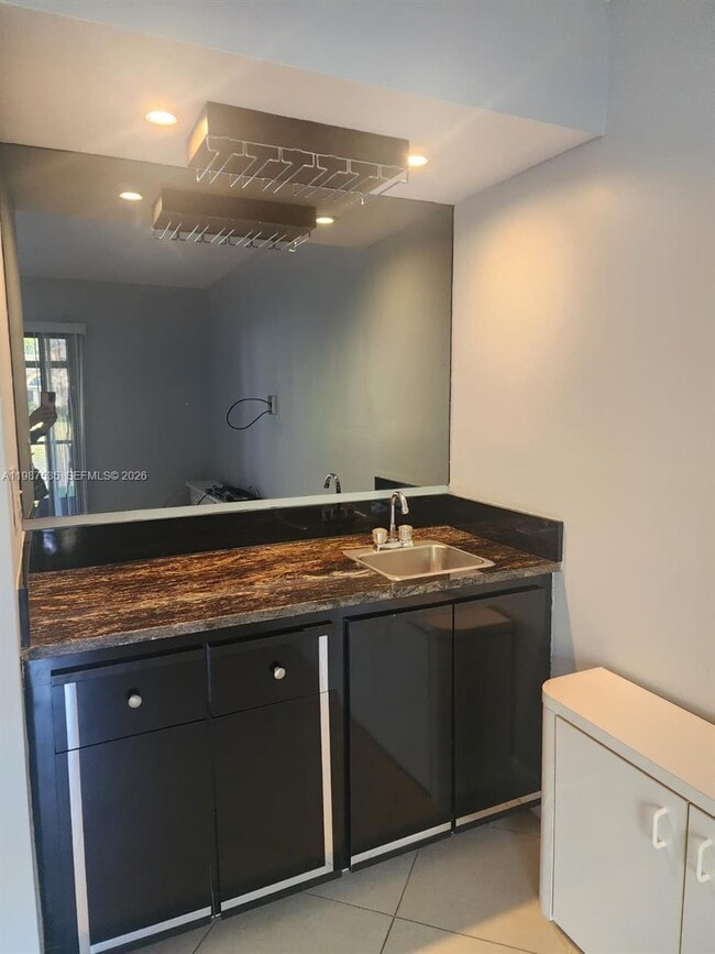 Building Photo - 537 N University Dr