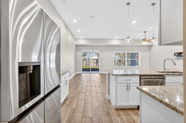 Building Photo - Modern 4-Bedroom Rental with Screened Patio & 2-Car Garage