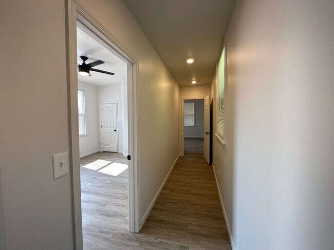 Building Photo - 6 Bed/2 Bath w/Ample Parking Mins. from UC $750/pp ($4500/mo)!