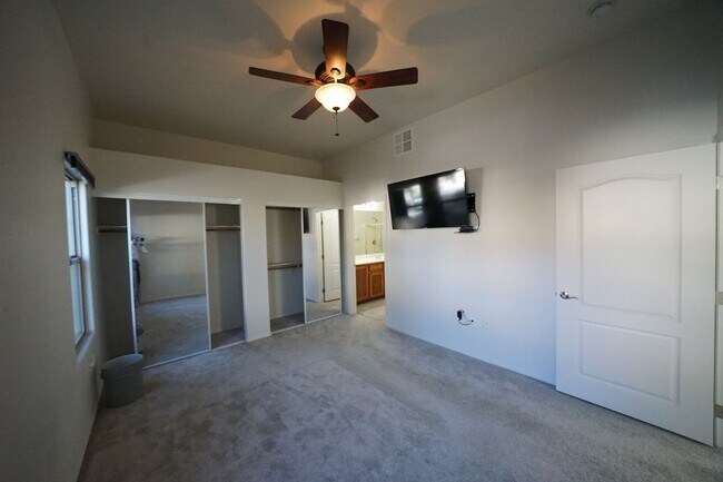 Building Photo - SHOWINGS AVAILABLE NOW