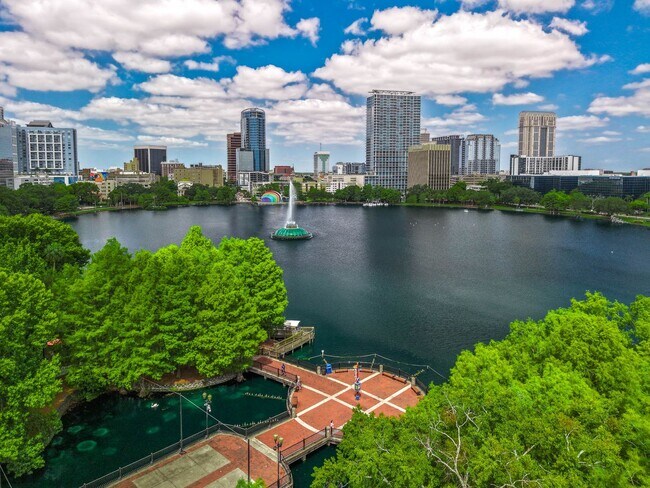 Building Photo - Thornton Park Elegance with Skyline & Lake...