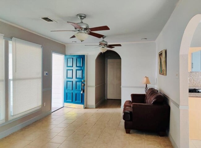 Building Photo - 1205 Bank Dr