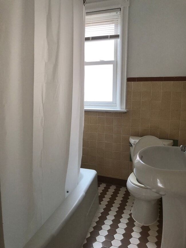 Building Photo - Great Home! 4 Bedroom House with Spacious Living Area! Full Basement for Storage! W/D Hook-ups! Y...