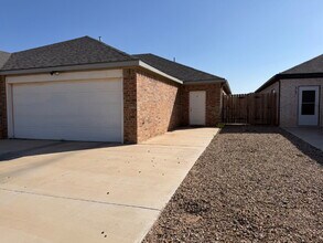 Building Photo - "Spacious 3-Bed 3-Bath with Granite Elegance in Lubbock"
