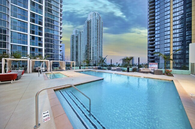 Building Photo - "Stunning 2-Bed, 2-Bath Urban Retreat with 1161 Sq Ft of Comfort in Downtown San Diego!"