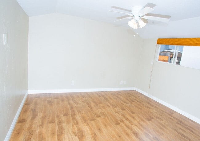 Building Photo - 915 E Balboa Blvd