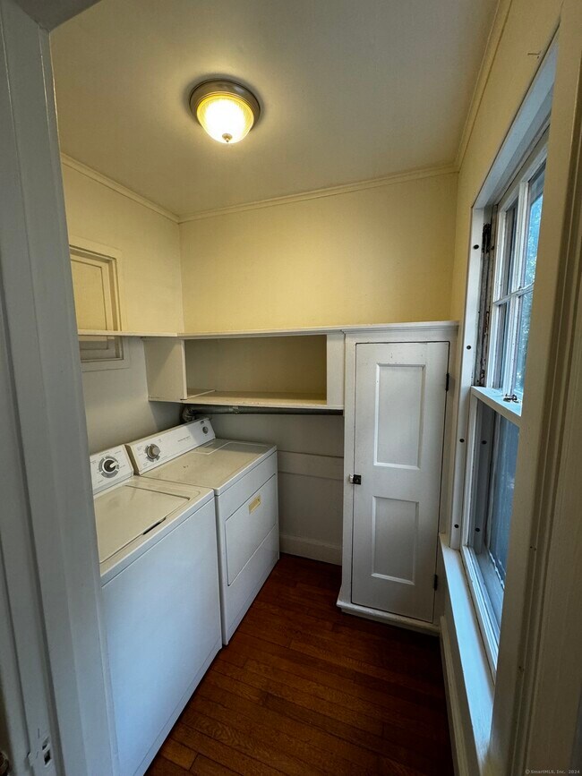 Building Photo - 809 Whitney Ave