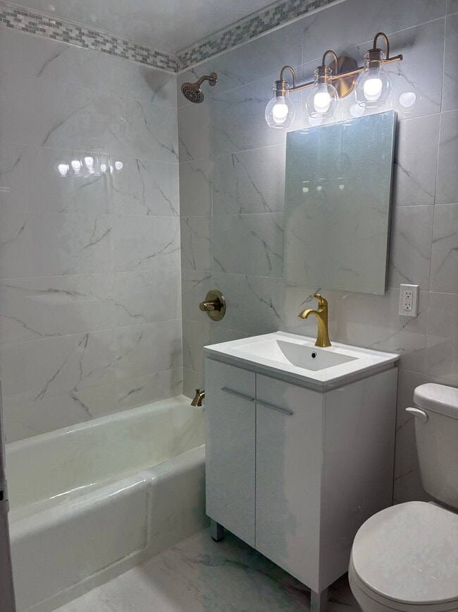 Building Photo - 4 Consulate Dr