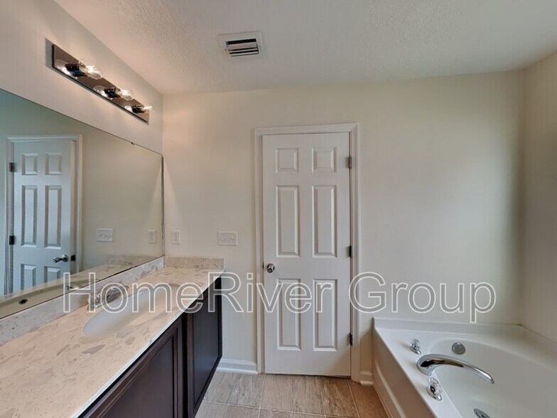 Building Photo - 4895 Creek Bluff Ln