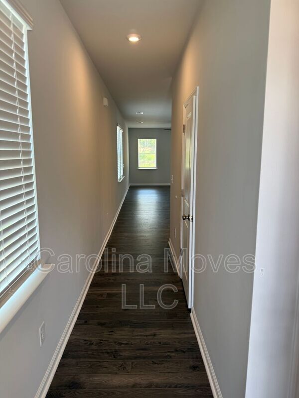 Building Photo - 417 Mariene Dr