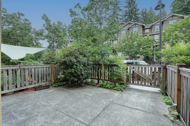 Building Photo - Lovely 2BR 1.75BA Issaquah Town Home, Perf...