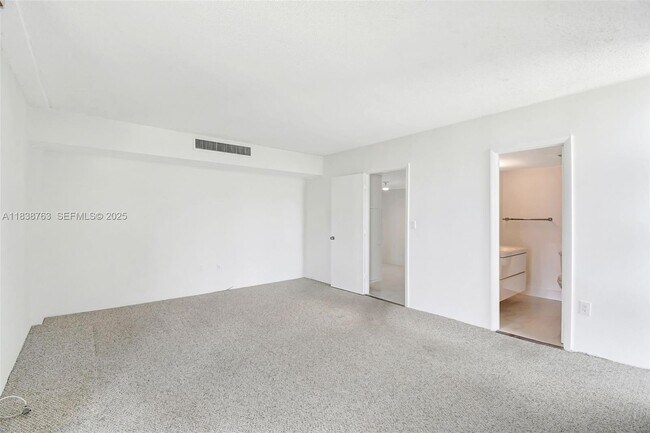 Building Photo - 20100 W Country Club Dr