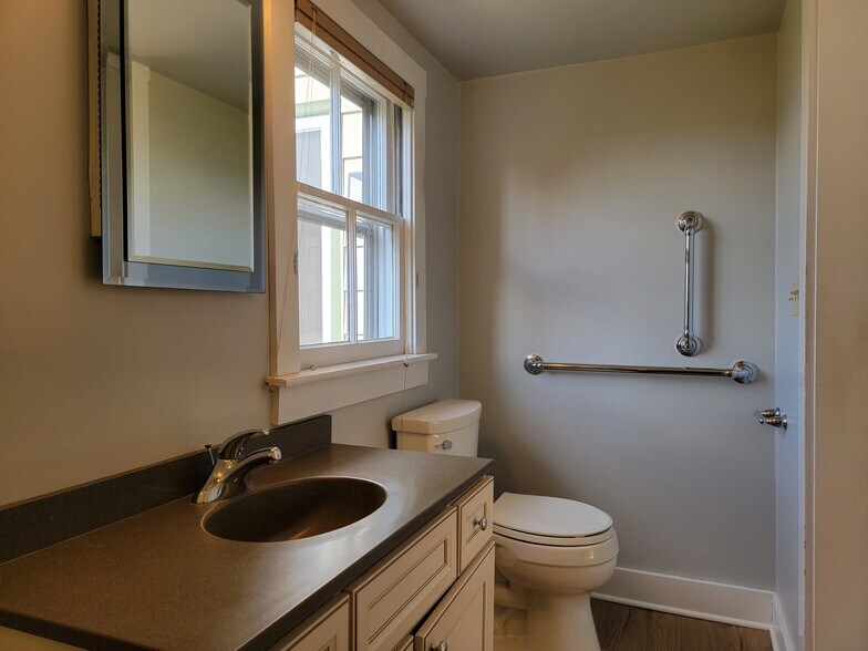 Building Photo - 819 Fruitville Pike