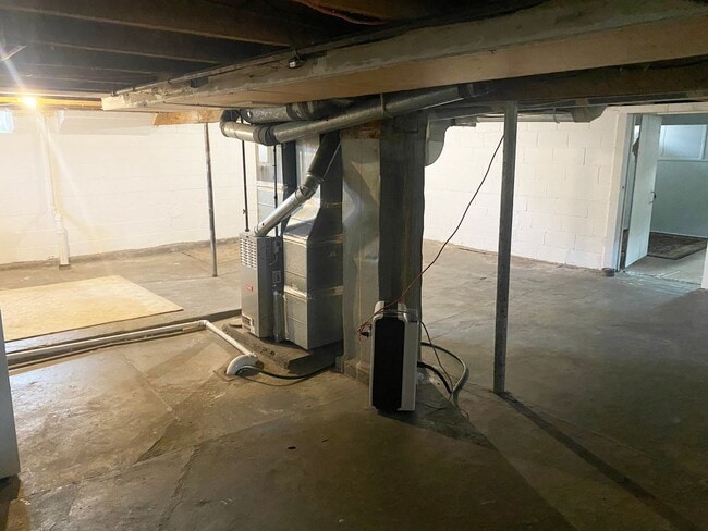 Building Photo - 3-Bedroom 1-Bath Single-Family Home With 1...