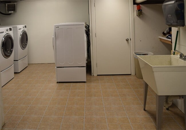 Building Photo - Near Hospitals: Furnished Studio with Cable TV and Free Laundry